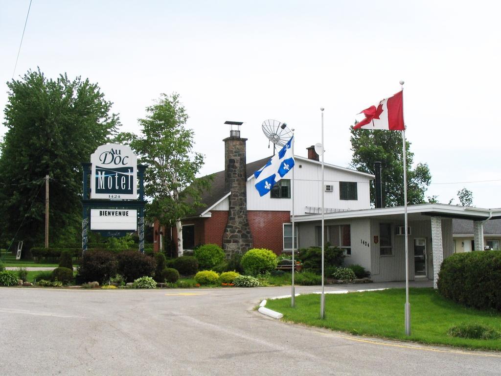 Au Doc Motel Repentigny Eksteriør billede