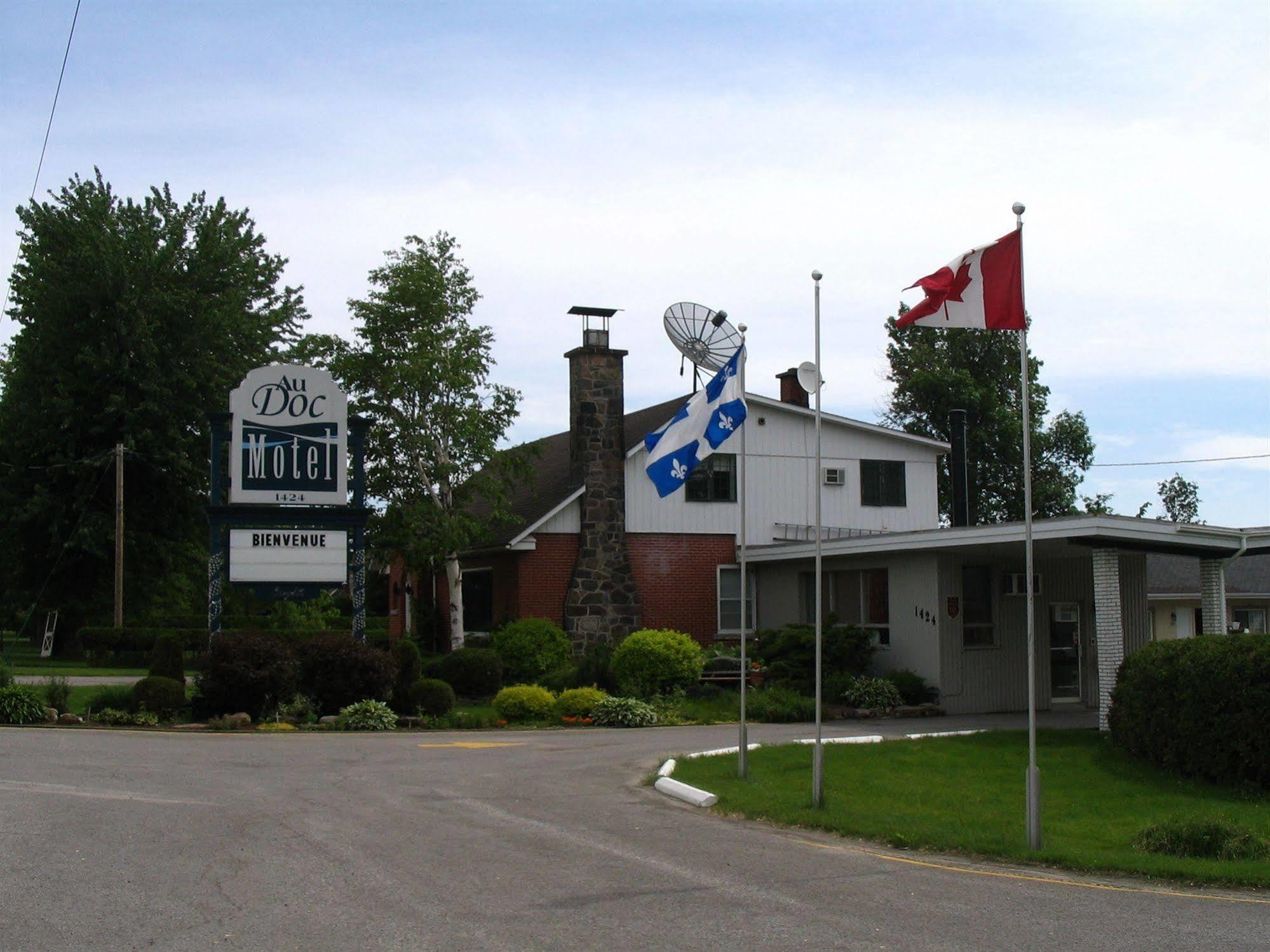 Au Doc Motel Repentigny Eksteriør billede
