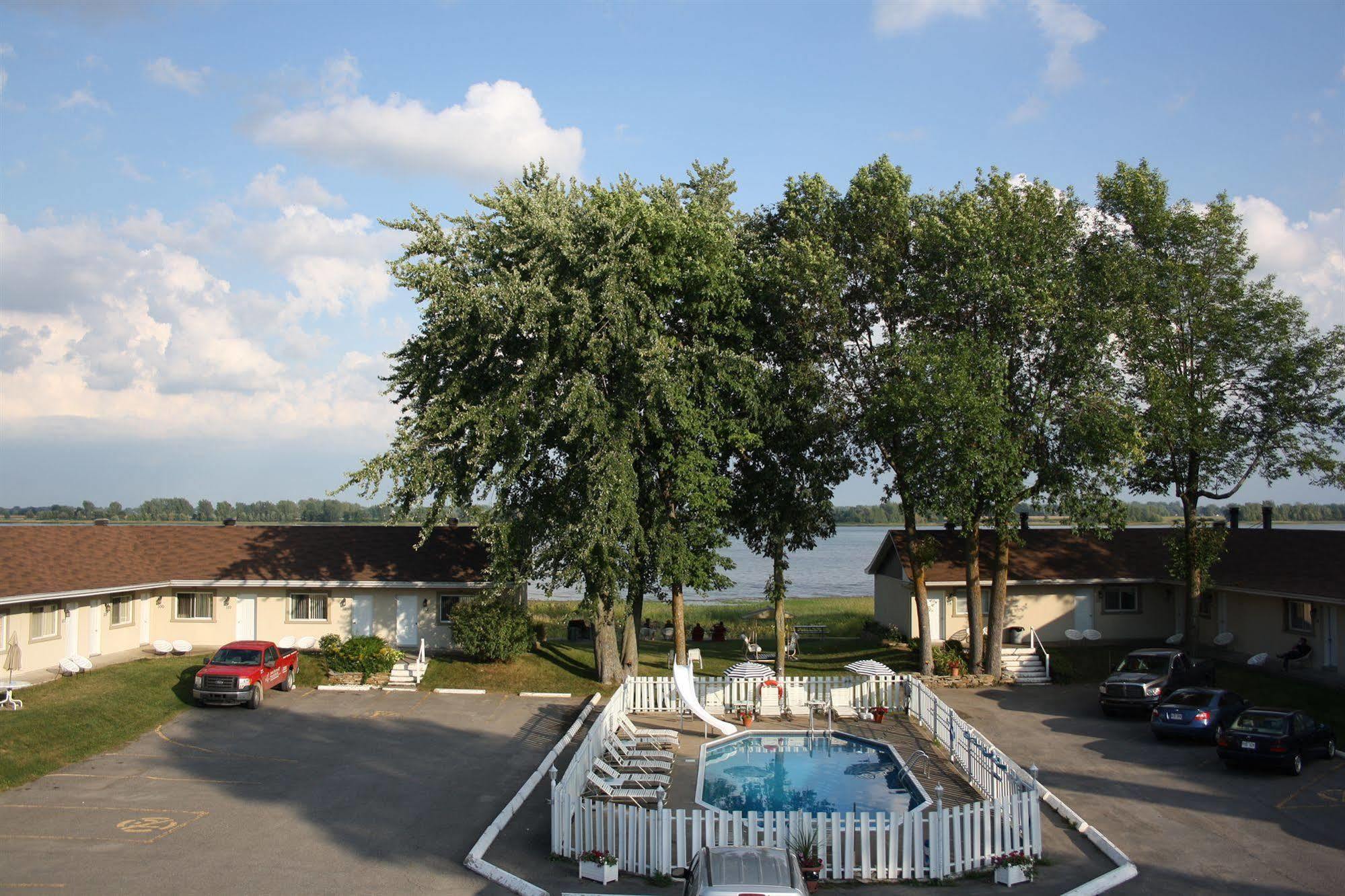 Au Doc Motel Repentigny Eksteriør billede