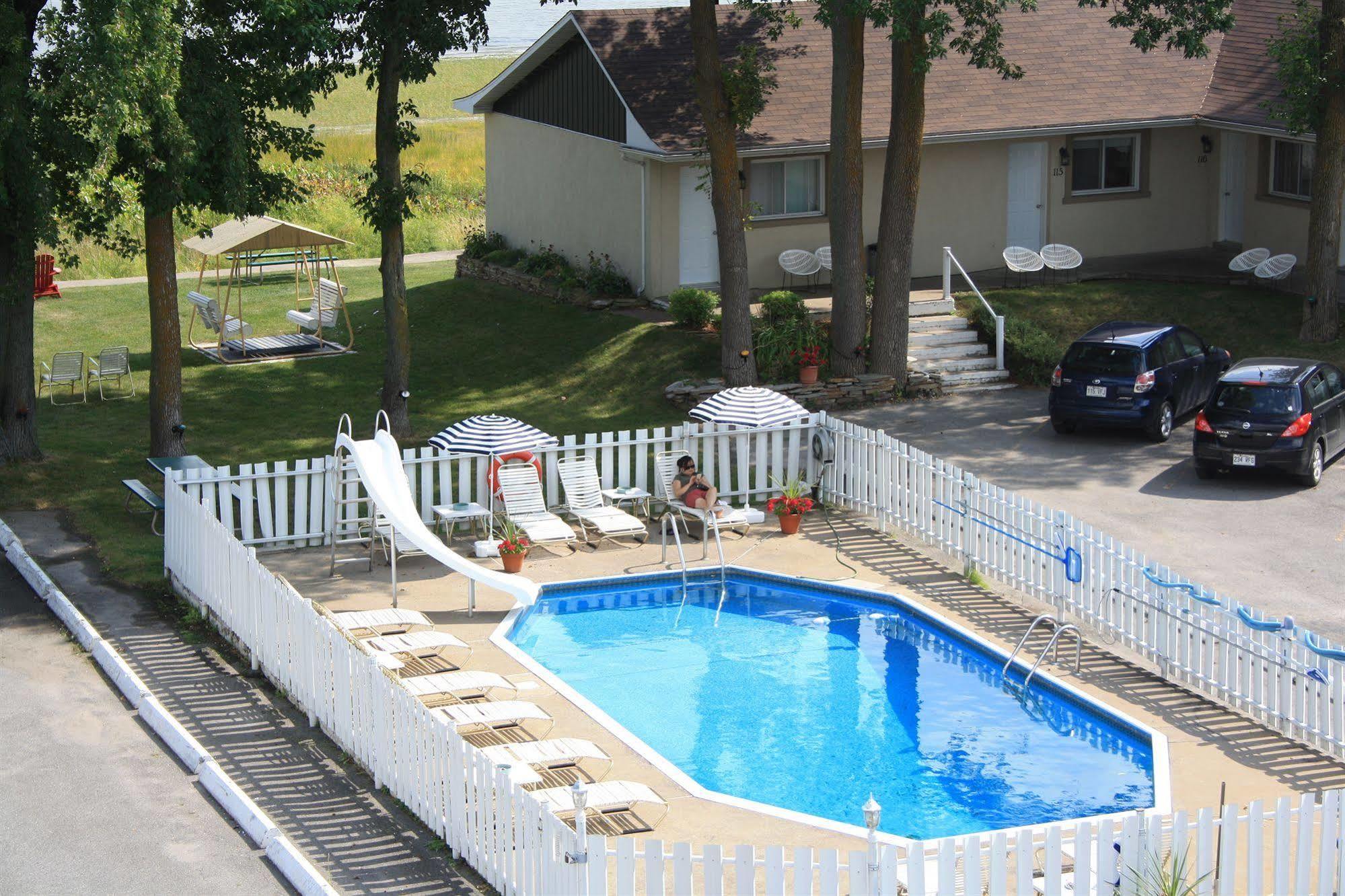 Au Doc Motel Repentigny Eksteriør billede