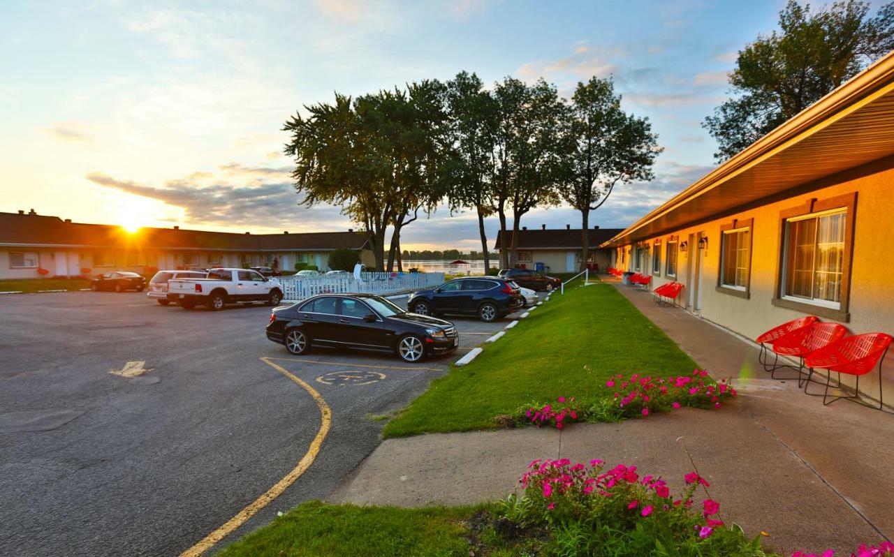 Au Doc Motel Repentigny Eksteriør billede